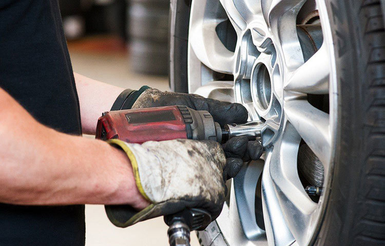 প্রথম কার্বন ব্লাক কেমিক্যাল বিক্রি শুরু করে বিনি অ্যান্ড স্মিথ কোম্পানি, যা কেনে টায়ার প্রস্তুতকারক সংস্থা বি এফ গুডরিচ কোম্পানি। বিনি অ্যান্ড স্মিথ কোম্পানি মূলত রং, পেনসিল ও পেনের কালি প্রস্তুতকারক সংস্থা হিসাবেই পরিচিত।