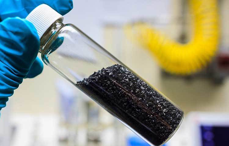 এরপর থেকেই কার্বন ব্লাক ব্যবহার করা শুরু হয় টায়ারে। যদি এখনও কার্বন ব্লাকের সঙ্গে সামান্য পরিমাণ জিঙ্ক ওক্সাইড ব্যবহার করেই টায়ার তৈরি করা হয়। বর্তমানে প্রায় ৭০ শতাংশ কার্বন ব্লাকই টায়ার প্রস্তুত করাতে ব্যবহৃত হয়।