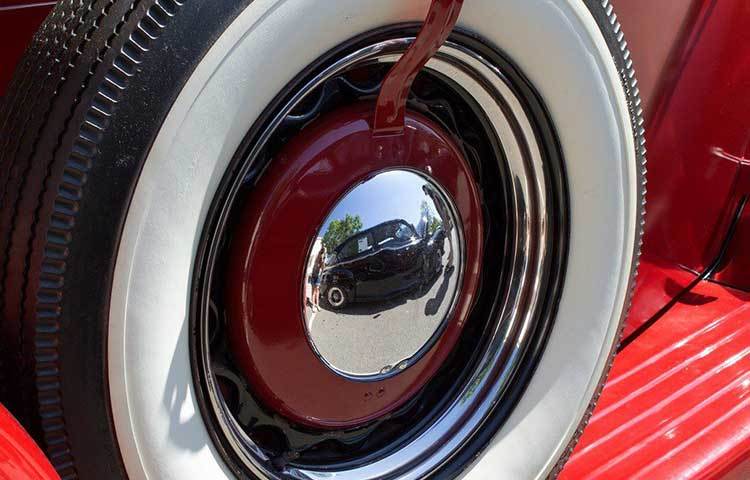 টায়ারের উপর পরীক্ষা নিরীক্ষা চালানোর ইতি কিন্তু এখানেই শেষ হয়নি। আরো খরচ কমানোর জন্য টায়ার কোম্পানিগুলো কেবল কার্বন ব্লাক ব্যবহার করে নতুন টায়ার তৈরি করেন, যার মাঝখান কালো ও পাশগুলো সাদা রঙের ছিল। এখনও অনেক গাড়িতে এই ধরনের টায়ারের ব্যবহার দেখা যায়।