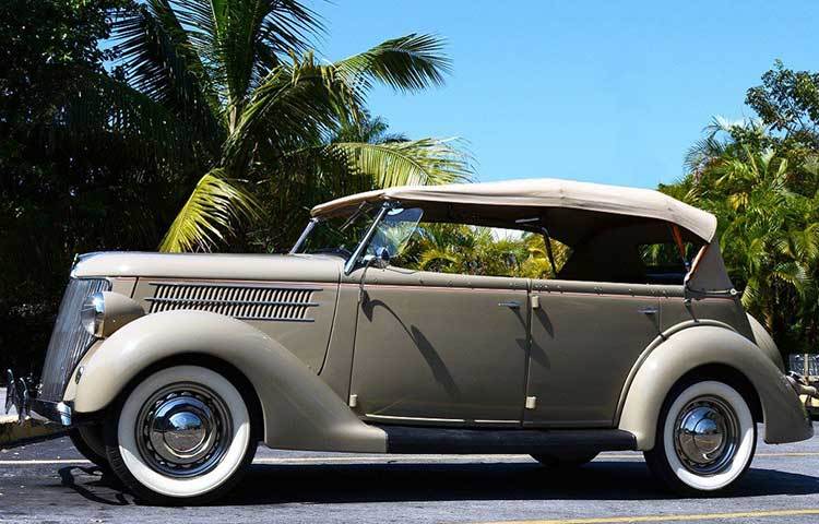 আগে টায়ারের এই সাদা রংকে আভিজাত্যের প্রতীক বলে মনে করা হত। ‘ক্লাসিক’ গাড়ির পরিচয় ছিল এই সাদা টায়ার। পরিষ্কার করার জন্যও তাই নিতে হত বিশেষ সাবধানতা।