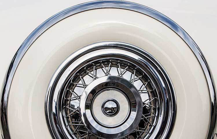 টায়ার তৈরি হয় রাবার দিয়ে, যার রং হয় হালকা ধূসর। এর সঙ্গে টায়ার মজবুত করতে আগে মেশানো হতো জিঙ্ক অক্সাইড। যার ফলে টায়ার হয়ে যেত সাদা। কিন্তু এখনও তো জিঙ্ক অক্সাইড মেশানো হয়, তা হলে এই বদলের সিদ্ধান্ত কেন হল? তার পিছনে রয়েছে এক গল্প।