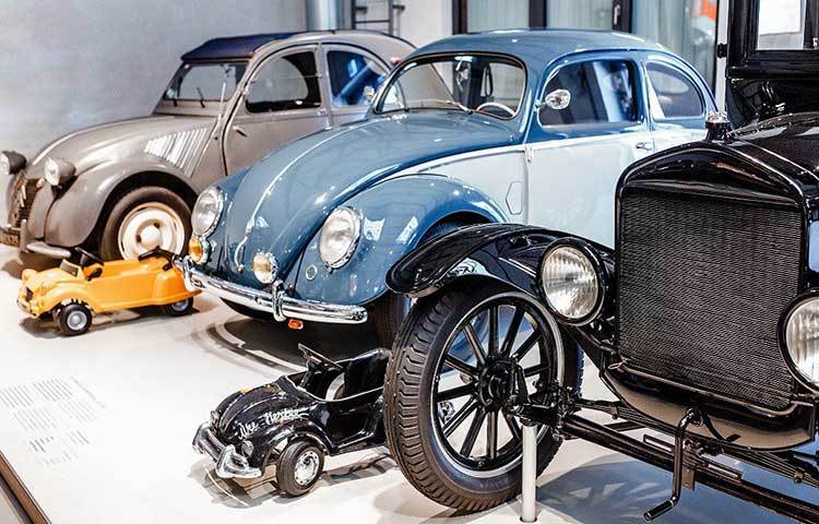 টায়ারের এই রং বদলের বিষয়টি প্রথম লক্ষ্য করেন এক সাংবাদিক ডেভিড ট্রেসি। ডেট্রয়েডের ‘ফোর্ড পিকিউ অ্যাভিনিউ প্লান্ট মিউজিয়াম’-এ ফোর্ড গাড়ির একটি মডেলে দেখেন সাদা টায়ারের। খোঁজ নিলে জানতে পারেন টায়ার প্রস্তুতকারক সংস্থাগুলো ১৯১৭ সাল থেকে টায়ার প্রস্তুতকরণে কার্বন ব্লাকের ব্যবহার শুরু করেন।