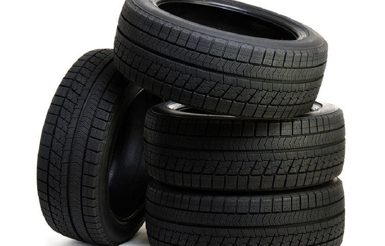 কার্বন ব্লাক হল মৌলিক কার্বন যা গ্যাস বা তেলের অসম্পূর্ণ জ্বলনের ফলে সৃষ্টি হয়। এটি টায়ারকে ইউভি রশ্মি থেকে রক্ষা করে, যার ফলে অতিরিক্ত গরমেও টায়ার ফেটে কোনো বিপত্তি ঘটে না। কার্বন ব্লাক ব্যবহারে টায়ারের কর্মক্ষমতাও বৃদ্ধি পায় আগের তুলনায়।