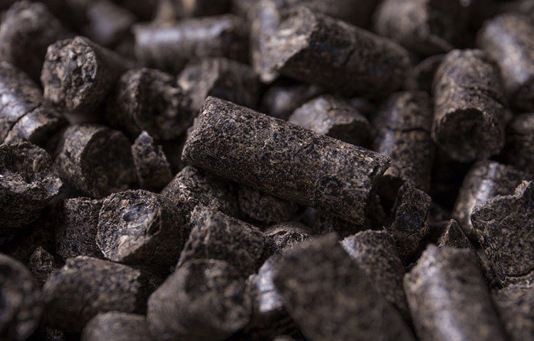 কার্বন কার্বন ব্লাক হল মৌলিক কার্বন যা গ্যাস বা তেলের অসম্পূর্ণ জ্বলনের ফলে সৃষ্টি হয়। এটি টায়ারকে ইউভি রশ্মি থেকে রক্ষা করে, যার ফলে অতিরিক্ত গরমেও টায়ার ফেটে কোনো বিপত্তি ঘটে না। কার্বন ব্লাক ব্যবহারে টায়ারের কর্মক্ষমতাও বৃদ্ধি পায় আগের তুলনায়। হল মৌলিক কার্বন যা গ্যাস বা তেলের অসম্পূর্ণ জ্বলনের ফলে সৃষ্টি হয়। এটি টায়ারকে অতিবেগুনি রশ্মি থেকে রক্ষা করে। যার ফলে অতিরিক্ত গরমেও টায়ার ফেটে বিপত্তি ঘটে না।