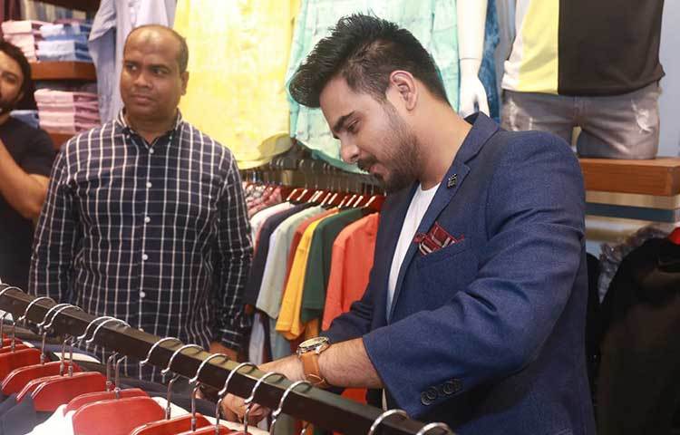 ঢাকাই সিনেমার জনপ্রিয় এই নায়ক-নায়িকা উদ্বোধনরে পর শোরুমটির বিভিন্ন পণ্য ঘুরে দেখেন। তারা বলেন, টুয়েলভ-এর পোশাক শুরু থেকেই মানসম্পন্ন।