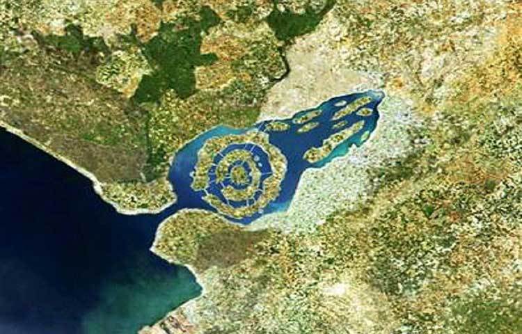 বিভিন্ন বই এবং কিছু টেলিভিশন শোতে এই হারিয়ে যাওয়া শহরের লোকেশনের কথা বলা হয়েছে। কয়েকজনের মতে গুগলে সার্চ করলে গ্রিসের সান্তোরিনি শহরকে আটলান্টিস বলা হয়ে থাকে আবার অনেকের মতে বিমিনির জলের নিচেই এই হারিয়ে যাওয়া শহরের রাস্তা লুকিয়ে রয়েছে। গ্রিক দার্শনিক প্লেটোর লেখনীতে এই শহরের ব্যাপারে বেশ কিছু অজানা তথ্য উঠে আসে।