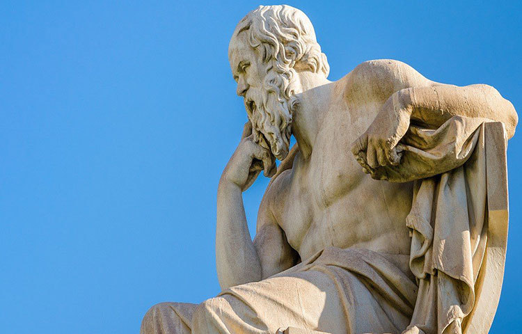 গ্রিক দার্শনিক প্লেটোর লেখনী অনুযায়ী, ‘আটলান্টিস শহরটি জিব্রাল্টারের বড় পাথরের কাছাকাছি অবস্থিত একটি দ্বীপ ছিল, যাকে হারকিউলিসের স্তম্ভ বলা হত।’