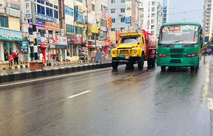 তবে সোমবার অফিস খোলা থাকায় যাত্রী স্বাভাবিক থাকবে বলে আশা করছেন বাস চালকরা। ছবি তুলেছেন রবিউল ইসলাাম পলাশ