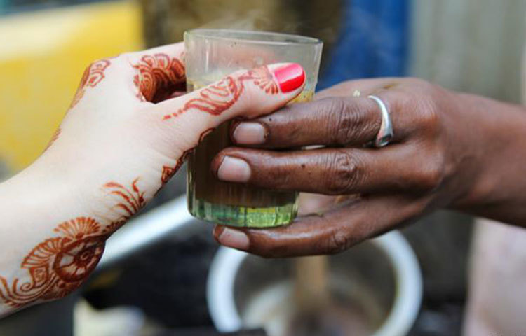 চায়ের প্রতি আসক্ত ঢাকা: বলতে গেলে রাস্তার মোড়ে মাড়েই রয়েছে চায়ের দোকান। মিষ্টি, দুধে ভরা গরম চা রাস্তার পাশে দাঁড়িয়ে পান করার মজাই আলাদা। পরিসংখ্যান বলছে, একজন রিকশাচালক নাকি প্রতিদিন গড়ে ২০ কাপ পর্যন্ত চা পান করে।