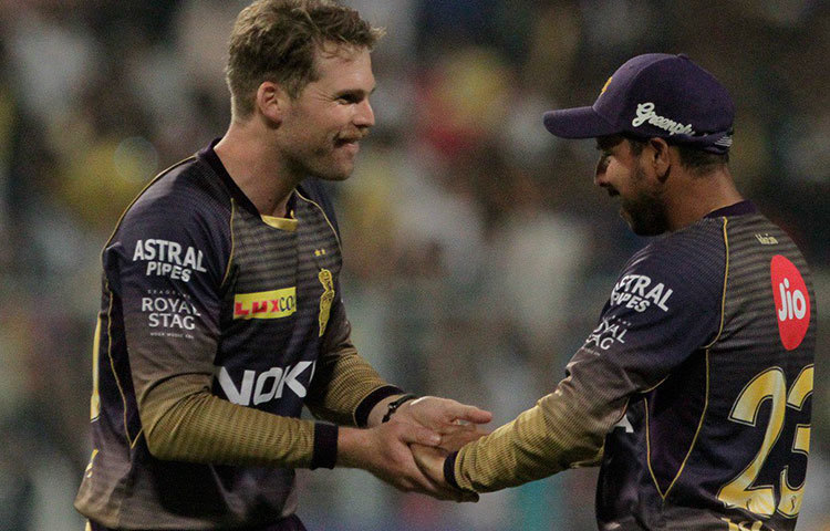 লকি ফার্গুসন: নিউজিল্যান্ডের এই ক্রিকেটারটি বল হাতে নজর কেড়েছেন জাতীয় দলের হয়ে। দেশের হয়ে চল্লিশের বেশি টি-টোয়েন্টি ম্যাচ খেলেছেন। বিগত ম্যাচে লকি খুব একটা খারাপ খেলেননি।