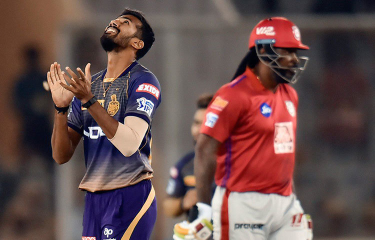 এই ক্রিকেটারের নাম সন্দীপ ওয়ারিয়র। অথচ তাকে শুরু থেকে দলে নেওয়া হয়নি। কমলেশ নাগারকোটি এবং শিভম মাভি চোট পাওয়ায় পর তিনি নাইট শিবিরে সুযোগ পান। কেরালার পেসার সন্দীপ এই আসরে শুক্রবার দ্বিতীয় ম্যাচটা খেললেন।