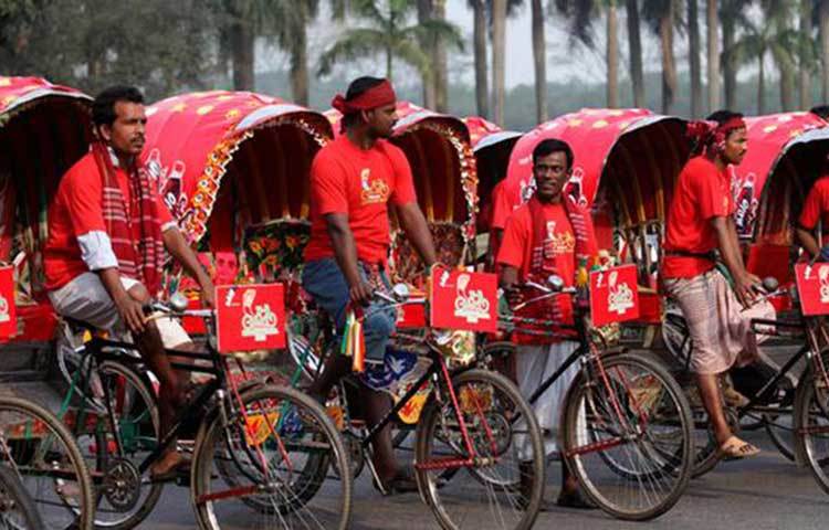 রিকশা আর্ট গুরুত্বপূর্ণ ব্যবসা: যদিও ঢাকা শহরের অনেক বড় রাস্তায় এখন রিকশা চলায় নিষেধাজ্ঞা জারি হয়েছে, তবুও অলিগলিতে বাহন একটাই রিকশা। আর সেই রিকশায় দেখা যায় নানা রকম চিত্রশিল্প। এসব যারা আঁকেন, তারাও বেশ ‘প্রফেশনাল’।