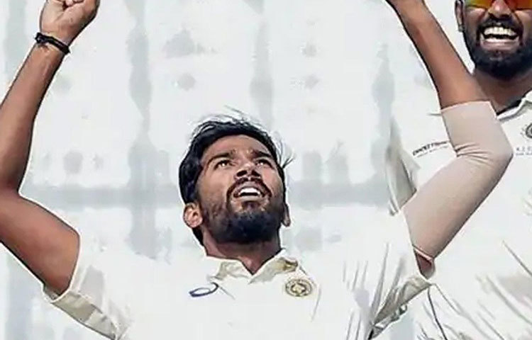 ঘরোয়া ক্রিকেটে কেরালার হয়ে দুরন্ত পারফর্ম করে নজর কেড়েছেন তিনি। ১০ ম্যাচে পেয়েছেন ৪৪ উইকেট। গড় ১৭.৫৪।