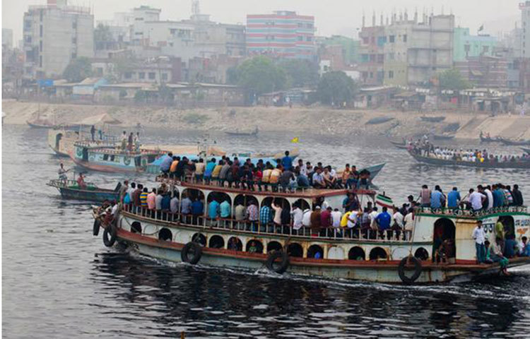 ঢাকার যে নদী কখনো ঘুমায় না: বুড়িগঙ্গা নদী হচ্ছে ঢাকার প্রাণশক্তি। পুরনো ঢাকার পাশ দিয়ে বয়ে চলা এই নদী দিনরাত ২৪ ঘণ্টাই ব্যস্ত থাকে। তবে দূষণের শিকার নদীটির অবস্থা ক্রমশ নাজুক হয়ে যাচ্ছে।