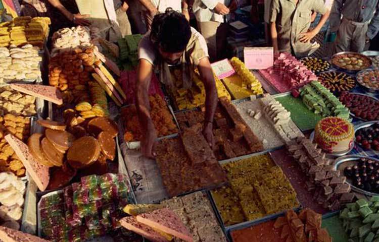 অসাধারণ সব বেকারি: যদিও ঢাকার মানুষ এখনো ব্রিটিশ ব্রেকফাস্ট কিংবা ইউরোপীয়দের মতো সকালের নাস্তায় তেমন অভ্যস্ত নয়, তবুও বেকারির অভাব নেই সেখানে। মিষ্টি জাতীয় কিছু খেতে চাইলে অনায়াসে ঢুঁ মারতে পারেন কোনো এক বেকারিতে।