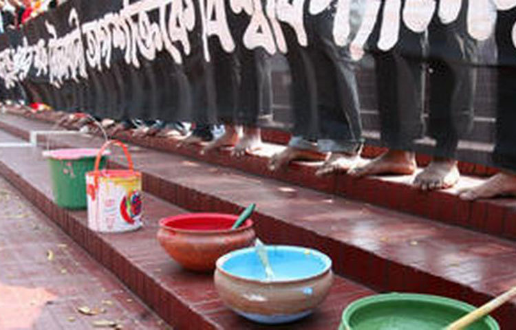 বিশ্ববিদ্যালয়ের শহর: ঢাকা শহরে কোলাহলমুক্ত জায়গা পাওয়া মুশকিল। পাওয়া যাবেই বা কীভাবে? ছোট্ট শহরটিতে যে এক কোটির বেশি মানুষের বাস। তবে একটা ব্যতিক্রম ঢাকা বিশ্ববিদ্যালয় ক্যাম্পাস। কিছুটা নিরিবিলি, কোলাহলমুক্ত পরিবেশ পাবেন সেখানে। এছাড়াও ঢাকাতে রয়েছে অসংখ্য প্রাইভেট বিশ্ববিদ্যালয়।