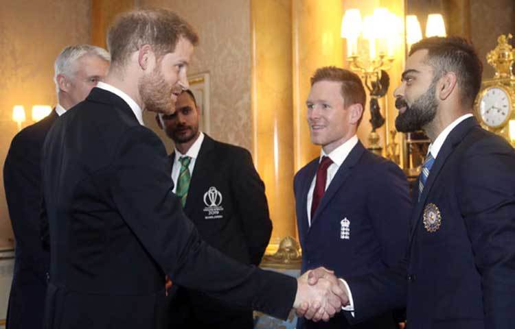 যুবরাজ হ্যারির সঙ্গেও দেখা হল মাশরাফিদের। বুধবার বিশ্বকাপের উদ্বোধনী অনুষ্ঠান শেষ হওয়ার পরই মাশরাফিদের দের সঙ্গে দেখা হয় রানির।