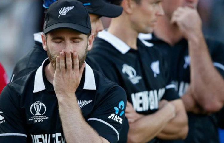 ম্যাচ টাই। এরপর সুপার ওভার। সেখানেও টাই। বাউন্ডারি বেশি মারায় শেষমেশ ইংল্যান্ড জিতে নিল বিশ্বকাপ ফাইনাল। প্রথমবার বিশ্বকাপ জয়ের স্বাদ পেলে ক্রিকেটের প্রবর্তকরা।