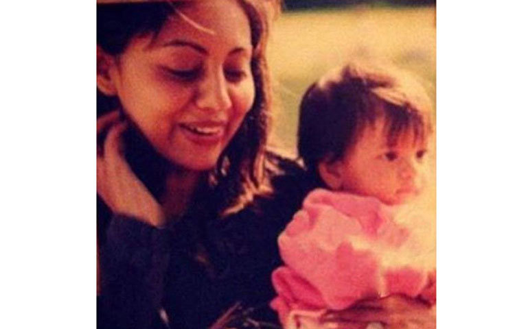 মা গৌরী খানের সঙ্গে ছোট্ট সুহানা।