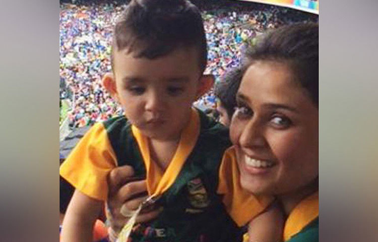 প্রেমিকা সুমাইয়াকে দক্ষিণ আফ্রিকায় এসে বিয়ে করলেন ইমরান। মডেলিং ছেড়ে দিলেন সুমাইয়া। ঘর বাঁধলেন। কিন্তু তাহির কী করবেন? তিনি যে ক্রিকেট পাগল। নিজের যোগ্যতায় দক্ষিণ আফ্রিকায় ঘরোয়া ক্রিকেটে তখন খেলতে শুরু করলেন ইমরান।