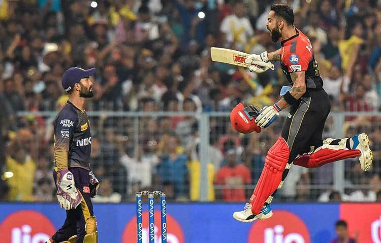 টি-টোয়েন্টি ক্রিকেটে উপরের দিকে ব্যাট করার সাহস দেখালেন না দীনেশ কার্তিক নিজেও। কিন্তু বিশ্বকাপের দলে সুযোগ পাওয়া কার্তিকের কাছে নিজেকে প্রমাণ করার সুযোগ ছিল আগে নেমে ব্যাট করলে। আরসিবির ম্যাচেও তাই হয়েছে।