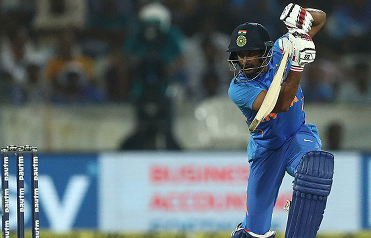 অম্বাতী রায়ুডু: বিশ্বকাপে ভারতীয় দলে রায়ুডুর সুযোগ পাওয়া এক সময় প্রায় নিশ্চিত ছিল। কিন্তু, শেষ মুহূর্তে সুযোগ পাননি। মিডল অর্ডারে রায়ুডুর ব্যাটিং নিঃসন্দেহে বড় ভরসা যে কোনো দলের।