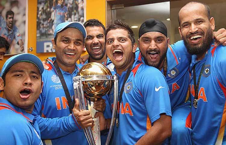 ২০১১ ক্রিকেট বিশ্বকাপ। ২৮ বছর পর ফের ওয়ার্ল্ড কাপ ট্রফি হাতে তুলে নেয় ভারত। কিন্তু এই ট্রফি আসল না নকল, তা নিয়েই শুরু হয় বিতর্ক। অনেকের মতে, ম্যাচ শেষে যে ট্রফি হাতে নিয়ে ভারতীয় দলের ছবি দেখা যায়, সেটা নাকি নকল ট্রফি ছিল। শোনা যায়, সেমিফাইনালের পর কলম্বো থেকে ভারতে নিয়ে আসার সময়ই বিমানবন্দরে মুম্বইয়ের শুল্ক অফিসারেরা সেটা বাজেয়াপ্ত করেছিল।