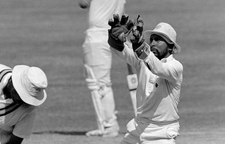 এবার ফিল্ডিং পরিসংখ্যান দেখলে, সবচেয়ে বেশি ক্যাচ ছিল কপিল দেবের দখলে। সাতটি ক্যাচ তারই দখলে। এক ইনিংসে সবচেয়ে বেশি ‘ডিসমিসাল’ যদিও সৈয়দ কিরমানির দখলে (৫)।