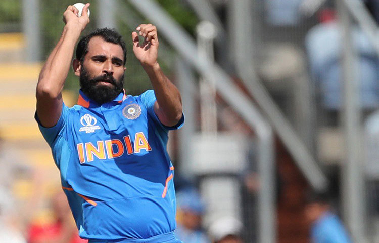 বুমরার সঙ্গে নতুন বল হাতে লক্ষ্মণের পছন্দ বাংলার পেসার মহম্মদ শামি। ভারতের প্রাক্তন অধিনায়ক সৌরভ গঙ্গোপাধ্যায়ও ভুবনেশ্বর কুমারের পরিবর্তে শামিকেই প্রথম একাদশে দেখতে চান। মহারাজের সঙ্গে মিলে যাচ্ছে লক্ষ্মণের চিন্তাভাবনাও।