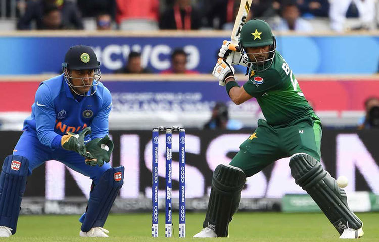 পাক ব্যাটিং: বড় স্কোর তাড়া করার জন্য প্রয়োজন ছিল ভাল ওপেনিং-এর। প্রথমেই। যেখানে পিছিয়ে পড়ে পাকিস্তান। বাবর-ফখর চেষ্টা করলেও রান রেট বাড়াতে পারেননি।