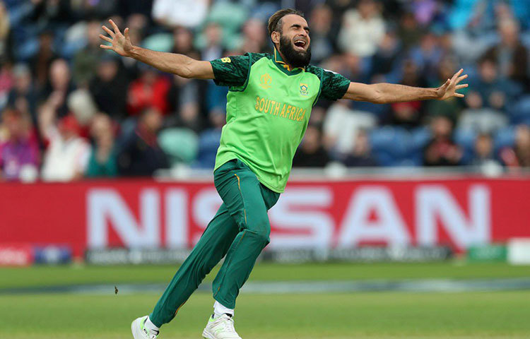 বিপক্ষ রানের পাহাড় গড়ে ফেলেছে। উইকেট প্রয়োজন! এমন বহু সময় দক্ষিণ আফ্রিকার ক্যাপ্টেন বল তুলে দিয়েছেন ইমরান তাহিরের হাতে। প্রায় সঙ্গে সঙ্গে উইকেটও উপহার দিয়েছেন তিনি। ৪০ বছর বয়সেও ভেল্কি দেখাচ্ছেন তার গুগলি দিয়ে। তবে প্রোটিয়াদের হয়ে খেললেও তার জন্ম লাহোরে। পাকিস্তানের যুব দলের হয়েও খেলেছেন ইমরান। ১০৩ ওডিআইতে নিয়েছেন ১৭০ উইকেট। সঙ্গে রয়েছে ১৫৬ রান।
