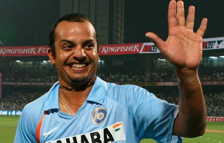 দেশের আরো একজন প্রতিভাবান স্পিনার যিনি আন্তর্জাতিক স্তরে তেমন একটা সুযোগ পাননি। টিম ইন্ডিয়ার হয়ে মাত্র ৩৭টি ওডিআই খেলেছেন মুরলী কার্তিক। ৩৭টি উইকেট নিলেও পর্যাপ্ত সুযোগ পাননি তিনি। ফলে বিশ্বকাপের দলেও তার কথা ভাবা হয়নি কোনো দিন।