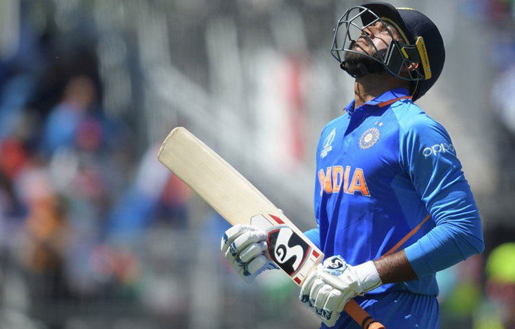 ওয়েল অয়েল্ড মেসিনের মতো ছুটতে থাকা বিরাট বাহিনীর চিন্তার একমাত্র কারণ বোধহয় তাদের মিডল অর্ডার। ঋষভ পান্থ, দীনেশ কার্তিকের মতো ব্যাটসম্যানরা কিন্তু বেঞ্চে বসে রয়েছেন তা মনে রাখা উচিত শঙ্কর-যাদবের।