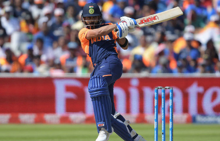 ঋষভ পান্থ ফিরে যেতে মাঠে নামেন ধোনি। আস্কিং রেট তখন আকাশ ছোঁওয়া। গ্যালারি জুড়ে তখন ধোনি ধোনি রব। ক্রিজে বিশ্বের অন্যতম শ্রেষ্ঠ ফিনিশার। কিন্তু প্রথম থেকেই সিঙ্গলস নিতে থাকেন ধোনি। ক্রমেই বল কমে রান বাড়তে থাকে তাতেও হেলদোল ছিল না ক্যাপ্টেন কুলের। গ্যালারি থেকে ধোনির উদ্দেশে ভেসে আসে টিটকিরি।