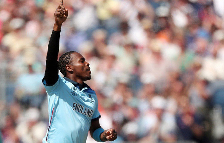 জোফ্রা আর্চার: ইংল্যান্ডের এই সিমারের প্রচণ্ড গতি বার বার বিপদে ফেলছে ব্যাটসম্যানদের। ঘণ্টায় ১৫০ কিমি বেগে নিয়মিত বল করে যাওয়া এই বোলারের শিকার ১৭টি উইকেট। ইংল্যান্ডের প্রথম বিশ্বকাপ দলে সুযোগ না পাওয়া এই পেসার বুঝিয়ে দিচ্ছেন তাকে না নিলে কি ভুল করতেন ইংরেজরা। এই দলেও তাই তাকে না নেয়ার ভুল করা উচিত হবে না।