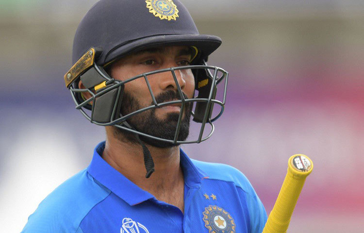 প্রতি ম্যাচে ব্যর্থ দীনেশ কার্তিক। সেমিফাইনালের এই গুরুত্বপূর্ণ ম্যাচেও নিজের অভিজ্ঞতাকে কাজে লাগাতে পারলেন না।