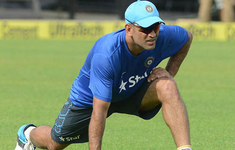 ঘরের মাঠে ২০১৫ সালে দক্ষিণ আফ্রিকার বিরুদ্ধে ৯২ রানের আরও একটি নটআউট ইনিংস ইনিংস খেলেন ধোনি। যার ফলে ভারত ২৪৭-৯ রানের সম্মানজনক লক্ষ্যমাত্রা দিতে সক্ষম হয়। যা যথেষ্ট প্রমাণিত হয় দক্ষিণ আফ্রিকার মাত্র ২২৫ রানে অলআউট হয়ে যাওয়ার পর।