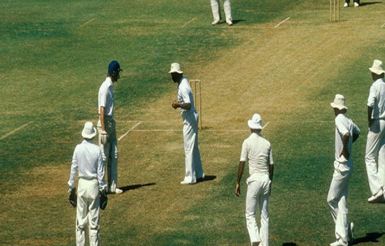 লাহোরে ১৯৮৭ সালে পাকিস্তান ওয়েস্ট ইন্ডিজকে হারায় ১ উইকেটে। শেষ ৩ বলে দরকার ছিল ১০ রান। এই অবস্থায় ৬ মারেন আব্দুল কাদির। পরের বলে ২ রান হয় এবং শেষ বলে জেতার জন্য দরকার হয় ২ রান।