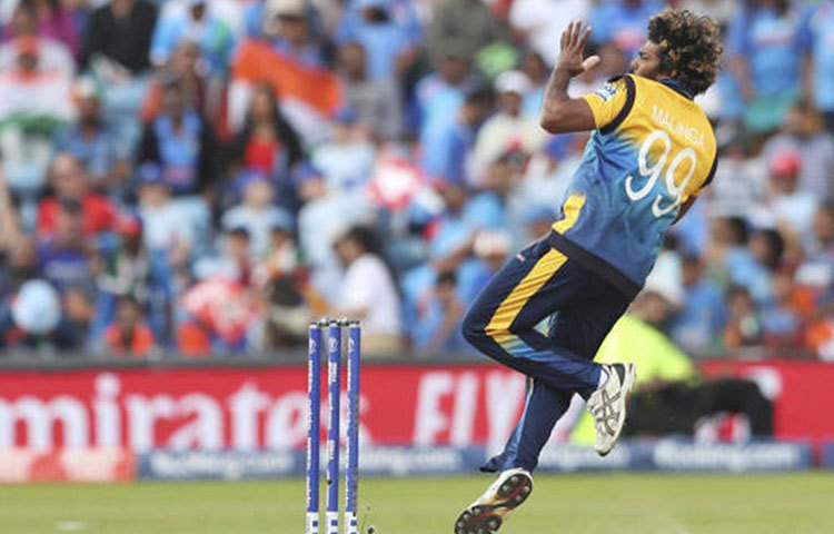 লাসিথ মালিঙ্গা: ব্যাটসম্যানদের ত্রাস শ্রীলঙ্কার এই তারকা ফাস্ট বোলার। মালিঙ্গার ইয়র্কারের জবাব নেই অনেক ব্যাটসম্যানের কাছেই। সদ্য সমাপ্ত বিশ্বকাপে ইংল্যান্ডও সামলাতে পারেনি মালিঙ্গার ইয়র্কার।