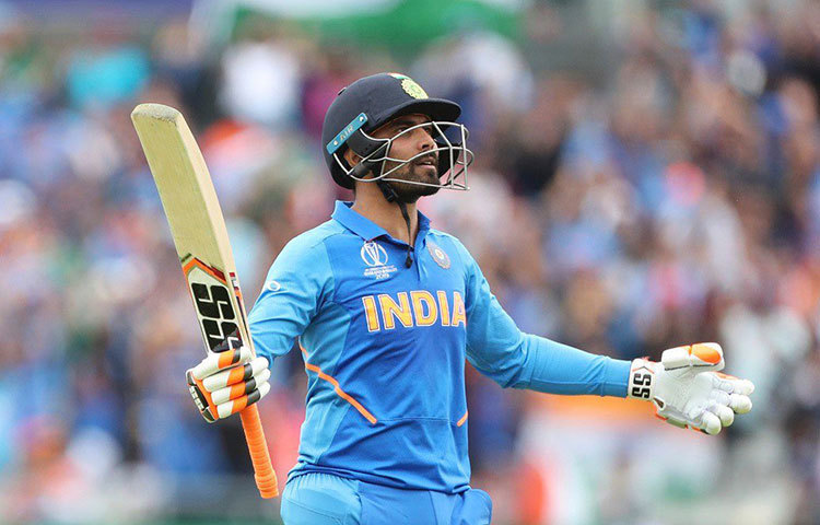 রবীন্দ্র জাডেজা: বাঁহাতি এই অলরাউন্ডার প্রায় জিতিয়ে দিয়েছিলেন নিউজিল্যান্ডের বিরুদ্ধে সেমিফাইনাল ম্যাচ। তাকে দলে রাখা হবে কিনা সেই নিয়ে জল্পনার কোনো কারণ ছিল না।