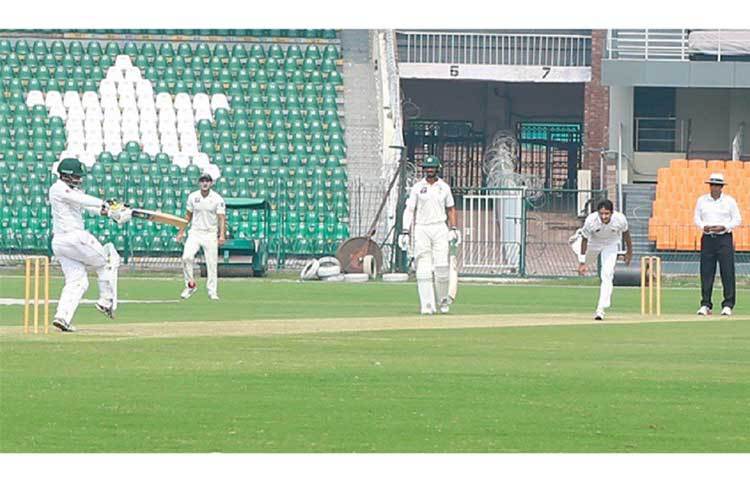 পাকিস্তান রেলওয়ে ও ডেরা ইসমাইল খান দলের মধ্যে ম্যাচে পাকিস্তান রেলওয়ে প্রথম ইনিংসে ৬ উইকেটে ৯১০ রান করেন। কিন্তু অভিষেক হওয়া দল ডেরা ইসমাইল খান দল দুই ইনিংস মিলিয়ে করে ৩২ ও ২৭ রান। পাকিস্তান রেলওয়ে ম্যাচটি জিতে যায় ইনিংস এবং ৮৫১ রানে। এত বিশাল ব্যবধানে জয়ের রেকর্ড আন্তর্জাতিক ক্রিকেটে আর নেই।