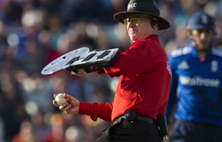 বিশ্বজুড়ে টি-টোয়েন্টি ম্যাচের কদর বাড়ছে আর তার সঙ্গেই পাল্লা দিয়ে বাড়ছে এই ক্রিকেট ফরম্যাটের বৈভব। সেই চোখ ধাঁধানো অর্থের প্রাচুর্য থেকে ক্রিকেটার হোক বা আম্পায়ার বাদ যাচ্ছেন না কেউই। আইসিসি স্বীকৃত বিশ্বের প্রতিটি টুর্নামেন্টে মোটা অঙ্কের টাকা পান আম্পায়াররা।