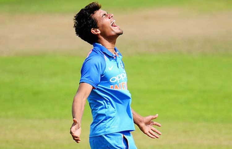 রাহুল চাহার: কোনো ম্যাচে দরকারের সময় তিন-তিনটে ৬ মেরে চলেছেন তো কোনো ম্যাচে বলের কায়দায় আটকে দিচ্ছেন প্রতিপক্ষের রানের স্বপ্ন। ক্যাপ্টেন থেকে কোচ সকলেই তার প্রশংসায় মুখর। তবু আজ তাকে বিশ্রাম দিয়ে আর এক তরুণ মুখ রাহুল চাহারকে সুযোগ দেয়া হতে পারে। সিরিজ পকেটে বলেই এই পরীক্ষানিরীক্ষা।