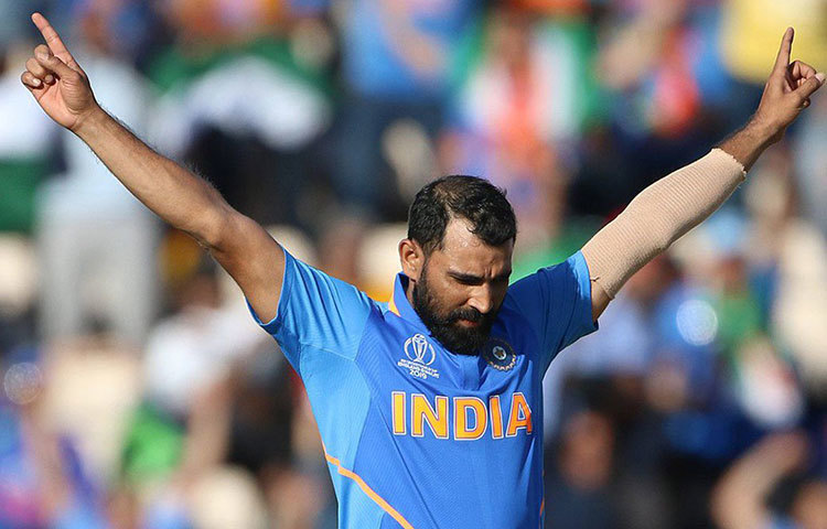 মহম্মদ শামি: ভুবির সঙ্গে তার জুটি সব সময়ই চিন্তায় রাখে বিপক্ষ ব্যাটিং লাইনআপকে। গত ম্যাচে ভুবি চার উইকেট নিয়েছেন। তিনি নিয়েছেন দু’টি। এই ম্যাচে ভালো কিছু করে দেখানোর তাগিদ যে তার একটু হলেও বেশি থাকবে তা বলাই বাহুল্য।