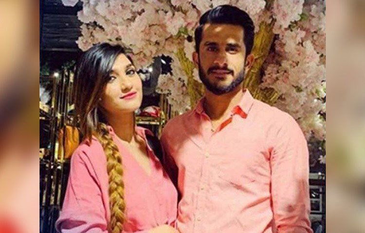 নব-দম্পতির বৌভাতের অনুষ্ঠান হবে পাকিস্তানে। বিয়ের দিন কনেকে ভারতীয় সাজে দেখা গেলেও শোনা যাচ্ছে ওয়ালিমার দিন দেখা যাবে পাকিস্তানি সাজে।