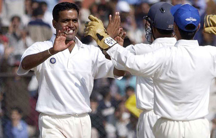 সুনীল জোশী: প্রথম শ্রেণির ক্রিকেটে ১৬০ ম্যাচে নিয়েছেন ৬১৫টি উইকেট এবং করেছেন ৫১২৯ রান। বাঁহাতি এই কর্নাটক স্পিনারের ভারতীয় দলে অভিষেক ঘটে ১৯৯৬ সালে। খেলেছিলেন ১৫টি টেস্ট এবং ৬৯টি একদিনের ম্যাচ।