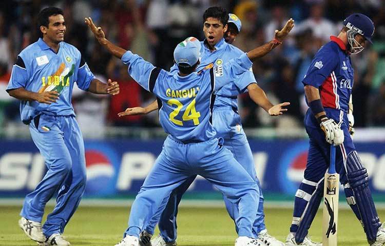 আশিস নেহরা: ২০০৩ বিশ্বকাপে শচীন, সৌরভ সমৃদ্ধ ভারতীয় ব্যাটিং-এর পাশে নজর কাড়েন নেহরা। ইংল্যান্ডের বিরুদ্ধে বল হাতে আগুন ঝড়ান তিনি। ১০ ওভারে ছয় উইকেট নিয়ে একার হাতে ১৬৮ রানে শেষ করে দেন ভন, ট্রেসকোথিকদের। সেবারের দুরন্ত ইংল্যান্ড টিম হার মানে নেহরার কাছে।