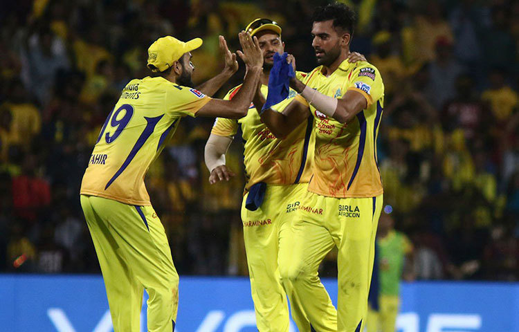 পাওয়ার প্লে-তে দুই স্পিনার মিলে তিন ওভার বল করলেন। পাওয়ার প্লে-র মধ্যেই চার উইকেট পড়ে যাওয়ার পরে নাইটরা আর ম্যাচে ফিরতে পারেনি।