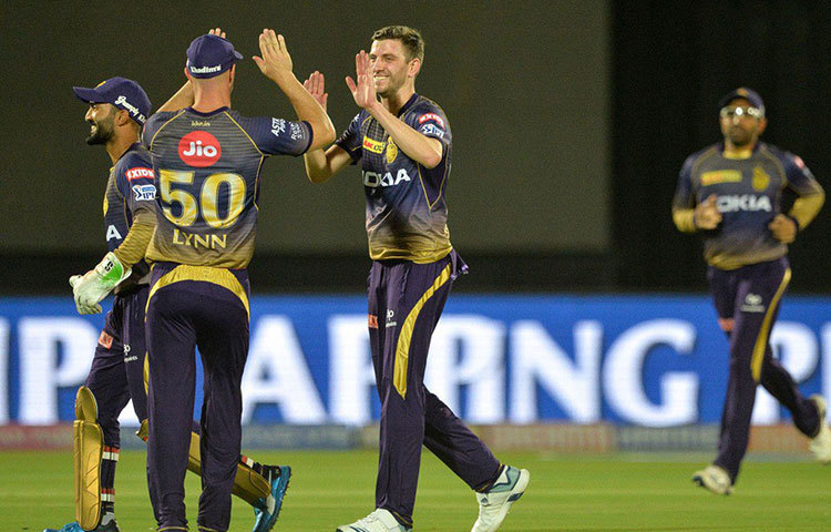 দশ নম্বরে থাকতে পারেন হ্যারি গার্নি। জয়পুরের মন্থর পিচে গার্নির স্লো বলের হদিশ পাননি স্টিভ স্মিথ, স্টোকসরা। অভিষেকেই ম্যান অব দ্য ম্যাচ হওয়া গার্নি আজ পার্থক্য গড়ে দিতে পারেন।