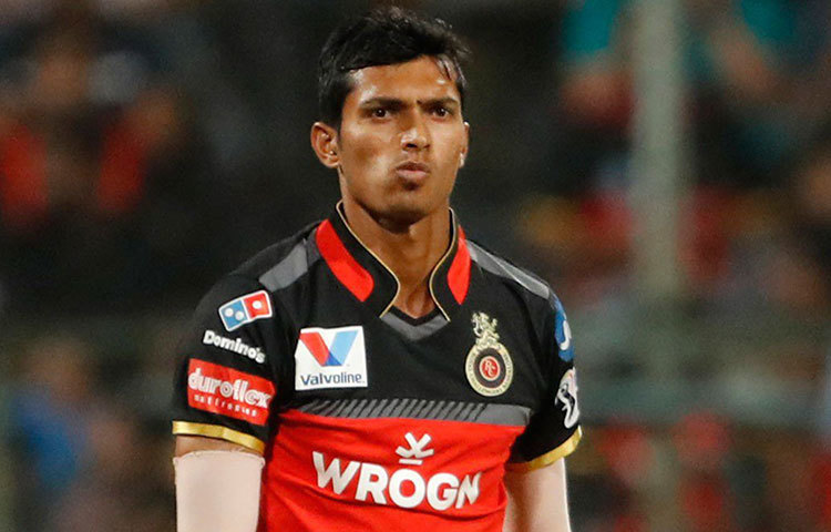 অনেকের মতে, টিম ইন্ডিয়ার ভবিষ্যতের তারকা হতে পারেন নবদীপ সাইনি। ঘণ্টায় ১৪০ কিলোমিটারেরও বেশি গতিতে বল করতে পারেন। সেই সঙ্গে গুরুত্বপূর্ণ মুহূর্তে উইকেটও উপহার দেন আরসিবিকে। ৯ ম্যাচে নিয়েছেন ৬ উইকেট। আজকের ম্যাচ জিততে সাইনি সহায়তা কিন্তু বেশ জরুরি।